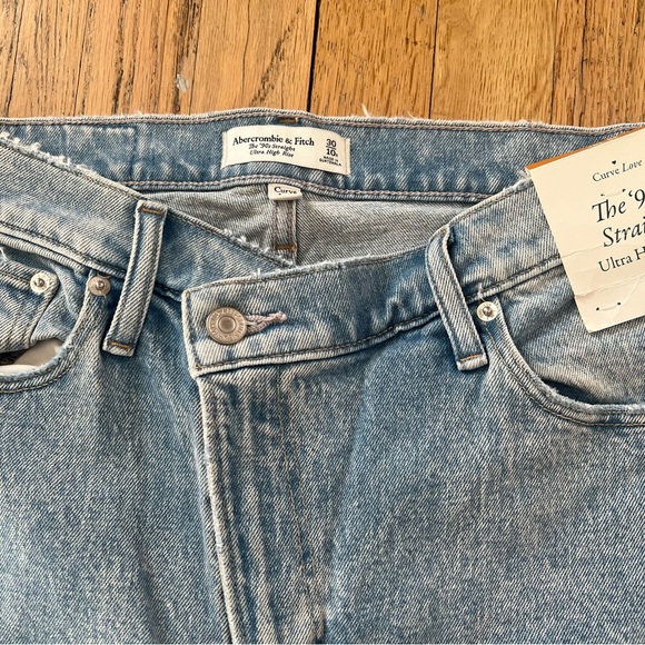 Abercrombie & Fitch Curve Love The ‘90s Straight Light Blue Straight Leg Jeans - Picture 3 of 10